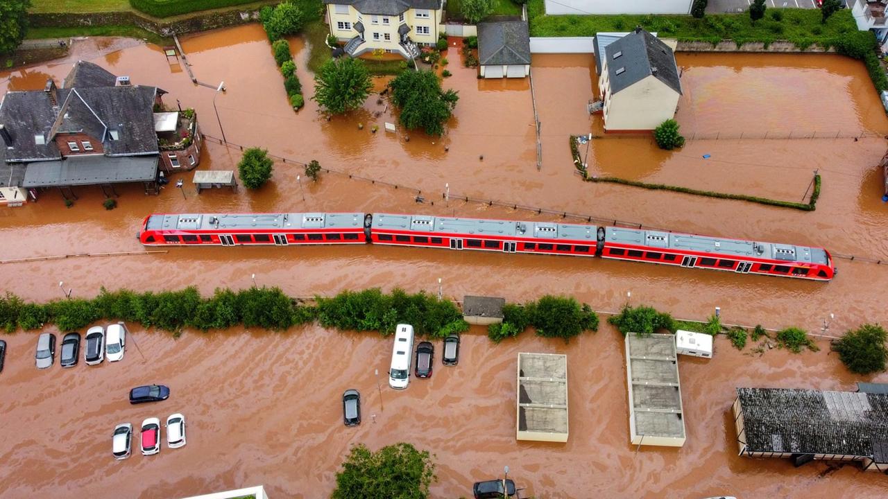 Ein Regionalzug steht im Bahnhof des Ortes Kordel in Rheinland-Pfalz im Wasser. Ein Regionalzug steht im Bahnhof des Ortes Kordel in Rheinland-Pfalz im Wasser.