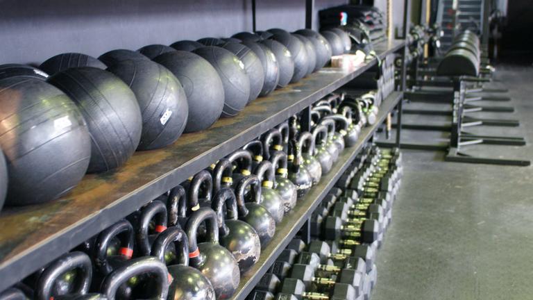 Handeln und andere Utensilien in einer sogenannten Crossfit-Box Handeln und andere Utensilien in einer sogenannten Crossfit-Box
