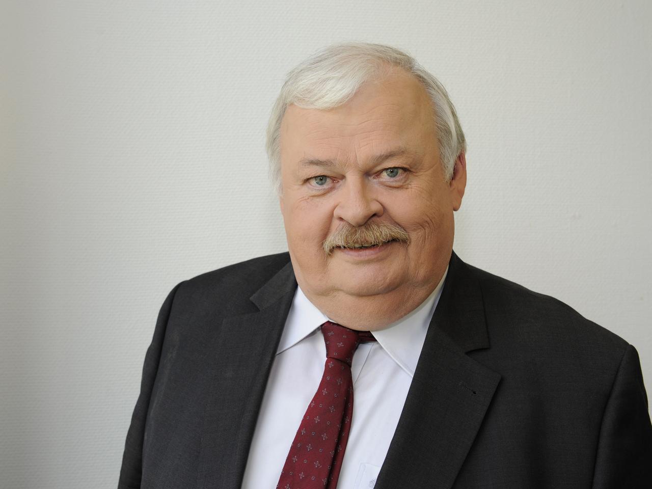 Der SPD-Politiker Guntram Schneider, Minister für Arbeit, Integration und Soziales in der Landesregierung von Nordrhein-Westfalen, aufgenommen am 02.06.2013 in Köln. Der SPD-Politiker Guntram Schneider, Minister für Arbeit, Integration und Soziales in der Landesregierung von Nordrhein-Westfalen, aufgenommen am 02.06.2013 in Köln.