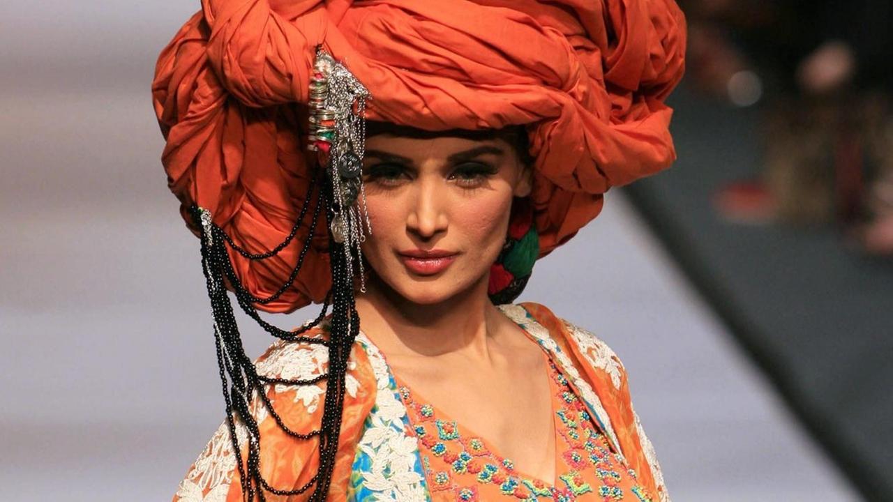 Model mit Turban auf der Pakistan Fashion Design Council in Lahore. Model mit Turban auf der Pakistan Fashion Design Council in Lahore.