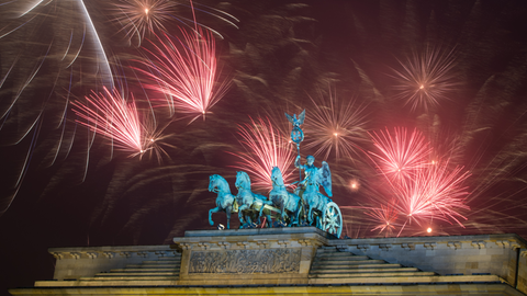 Silvesterfeuerwerk am Brandenburger Tor in Berlin; hier eine Aufnahme vom 1. Januar 2015