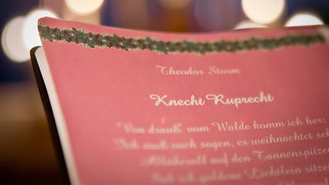 Theodor Storms Weihnachtsgedicht "Knecht Ruprecht" mit der berühmten Zeile: "Von drauß' vom Walde komm ich her...." auf rotem Papier.