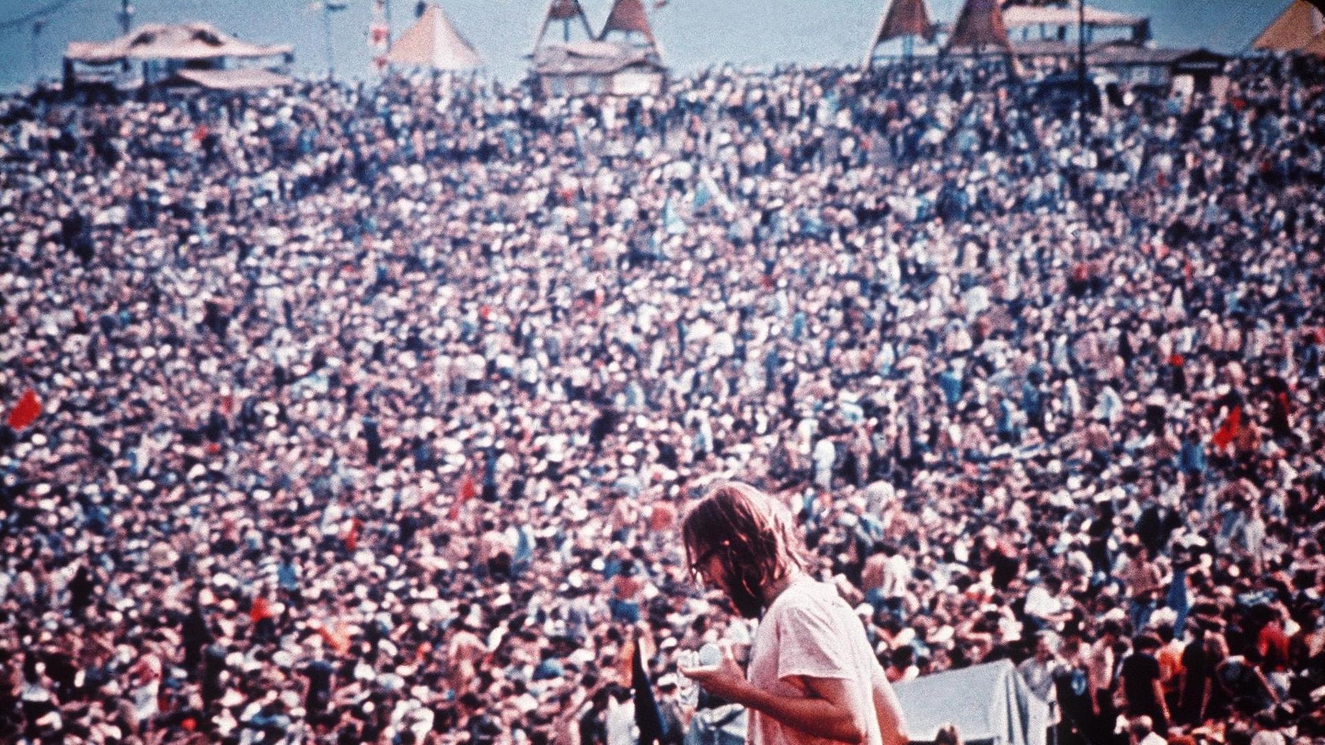 Statt den erwarteten 60.000 Besuchern pilgerten mehr als 400.000 zum Woodstock Festival, das am 15. August 1969 für drei Tage stattfand. Statt den erwarteten 60.000 Besuchern pilgerten mehr als 400.000 zum Woodstock Festival, das am 15. August 1969 für drei Tage stattfand.
