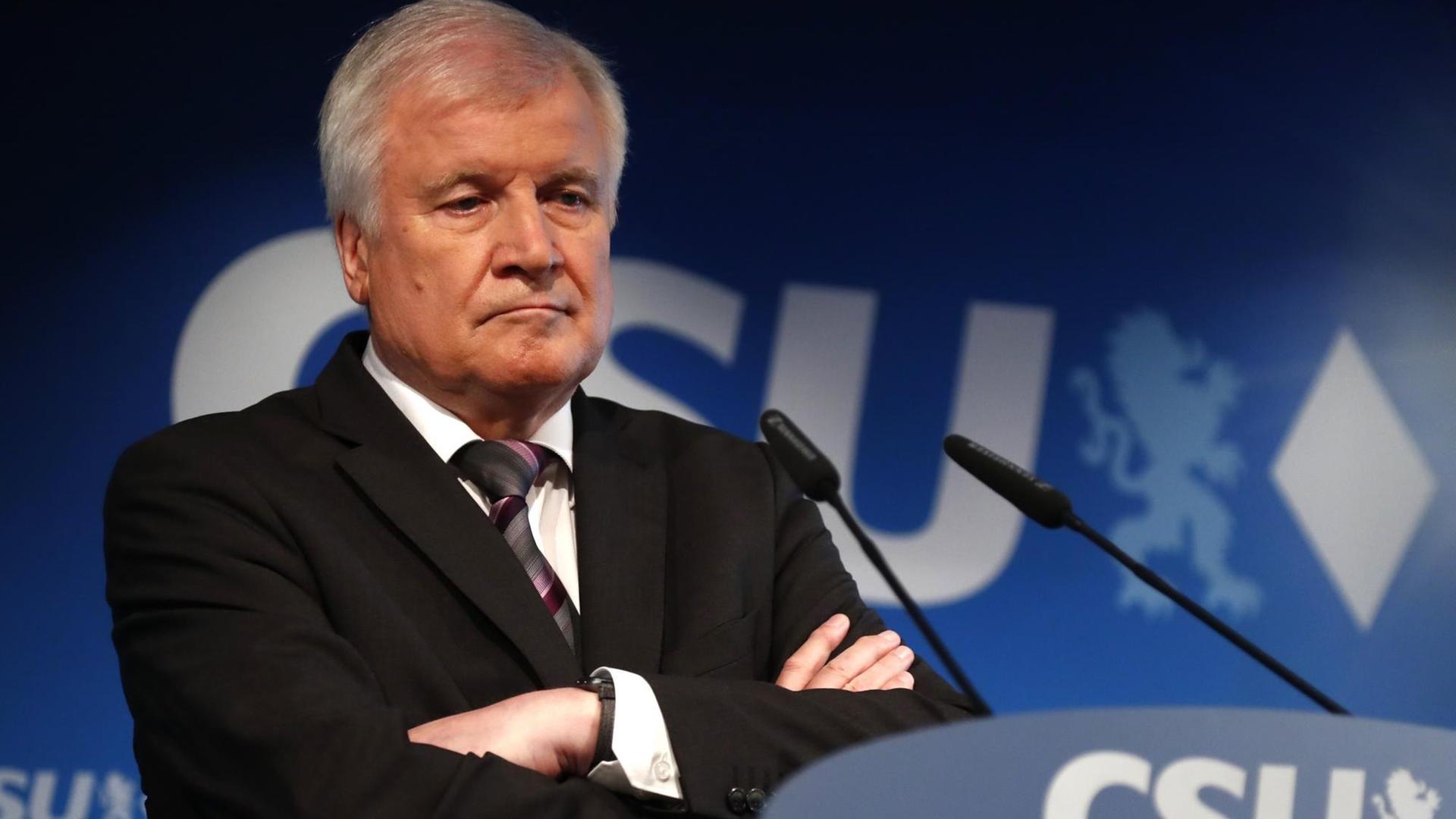 CSU-Chef und Bundesinnenminister Horst Seehofer auf einer Pressekonferenz am Tag nach der bayerischen Landtagswahl. CSU-Chef und Bundesinnenminister Horst Seehofer auf einer Pressekonferenz am Tag nach der bayerischen Landtagswahl.