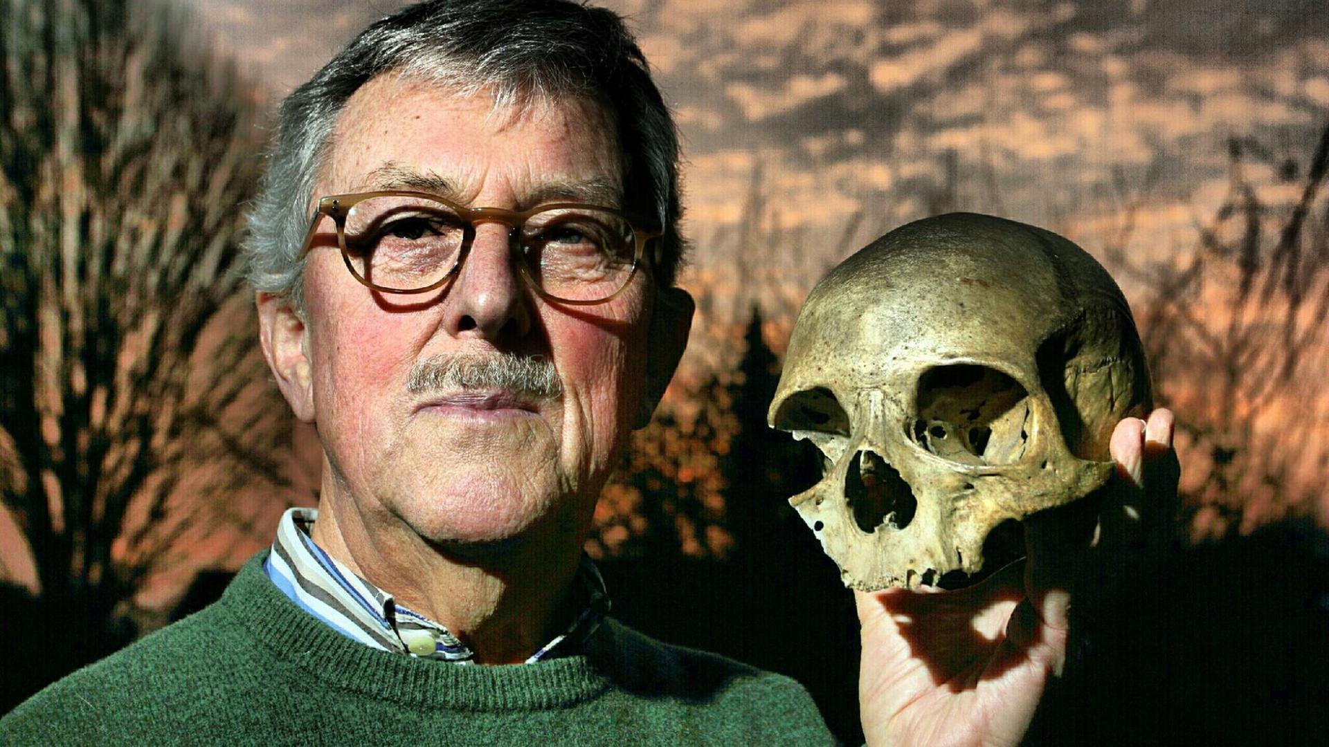 Gerhard Ziegefuß, pensionierter Biologielehrer, mit einem Schädel aus Namibia - geerbt von seinem Großonkel, einem Missionar in der ehemaligen Kolonie Deutsch-Südwestafrika. Gerhard Ziegefuß, pensionierter Biologielehrer, mit einem Schädel aus Namibia - geerbt von seinem Großonkel, einem Missionar in der ehemaligen Kolonie Deutsch-Südwestafrika.