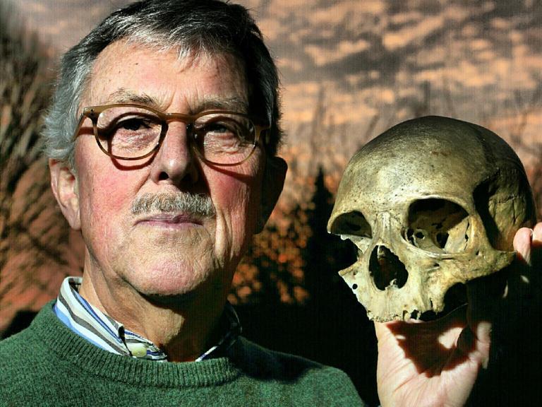Gerhard Ziegefuß, pensionierter Biologielehrer, mit einem Schädel aus Namibia - geerbt von seinem Großonkel, einem Missionar in der ehemaligen Kolonie Deutsch-Südwestafrika.