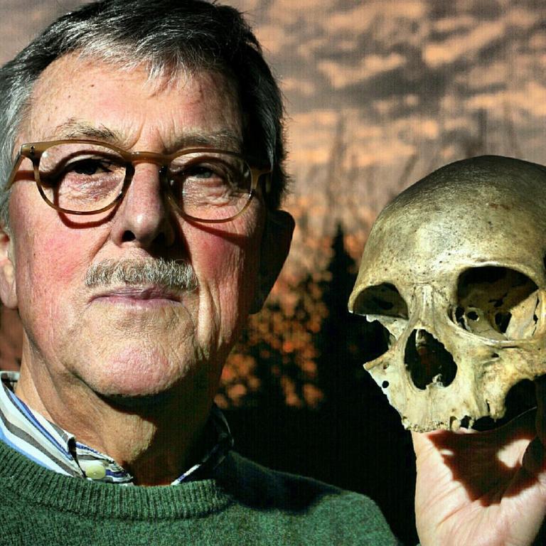 Gerhard Ziegefuß, pensionierter Biologielehrer, mit einem Schädel aus Namibia - geerbt von seinem Großonkel, einem Missionar in der ehemaligen Kolonie Deutsch-Südwestafrika.