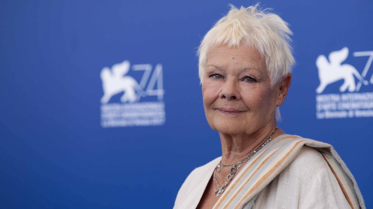 Das Bild zeigt die britische Schauspielerin Judi Dench 2017 auf dem Filmfestival Venedig vor einem blauen Hintergrund. Das Bild zeigt die britische Schauspielerin Judi Dench 2017 auf dem Filmfestival Venedig vor einem blauen Hintergrund.