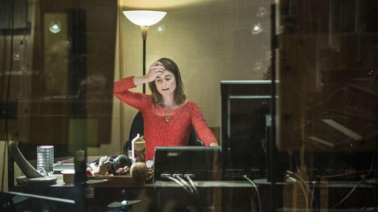Die Autorin Heike Tauch während einer Hörspielaufnahme im Studio. Die Autorin Heike Tauch während einer Hörspielaufnahme im Studio.