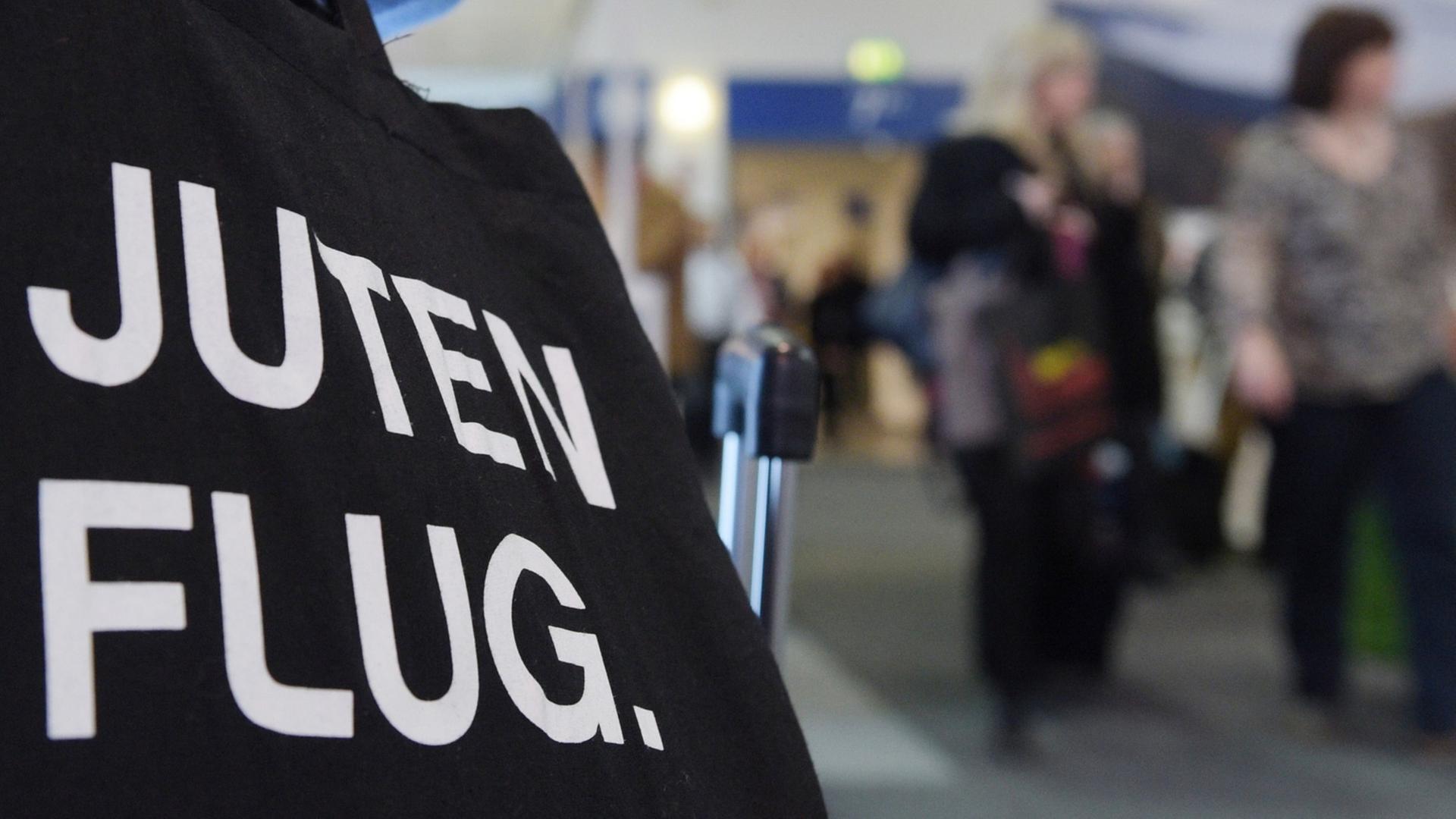 "Juten Flug" steht auf der Jutetasche eine Besucherin, die sich am 04.03.2015 auf der Internationalen Reisemesse ITB in Berlin informiert. "Juten Flug" steht auf der Jutetasche eine Besucherin, die sich am 04.03.2015 auf der Internationalen Reisemesse ITB in Berlin informiert.