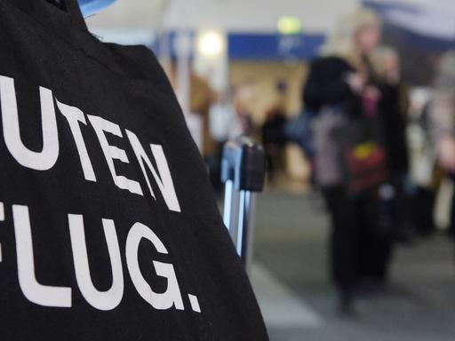 "Juten Flug" steht auf der Jutetasche eine Besucherin, die sich am 04.03.2015 auf der Internationalen Reisemesse ITB in Berlin informiert.