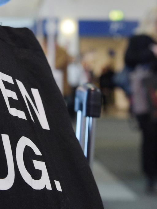 "Juten Flug" steht auf der Jutetasche eine Besucherin, die sich am 04.03.2015 auf der Internationalen Reisemesse ITB in Berlin informiert.