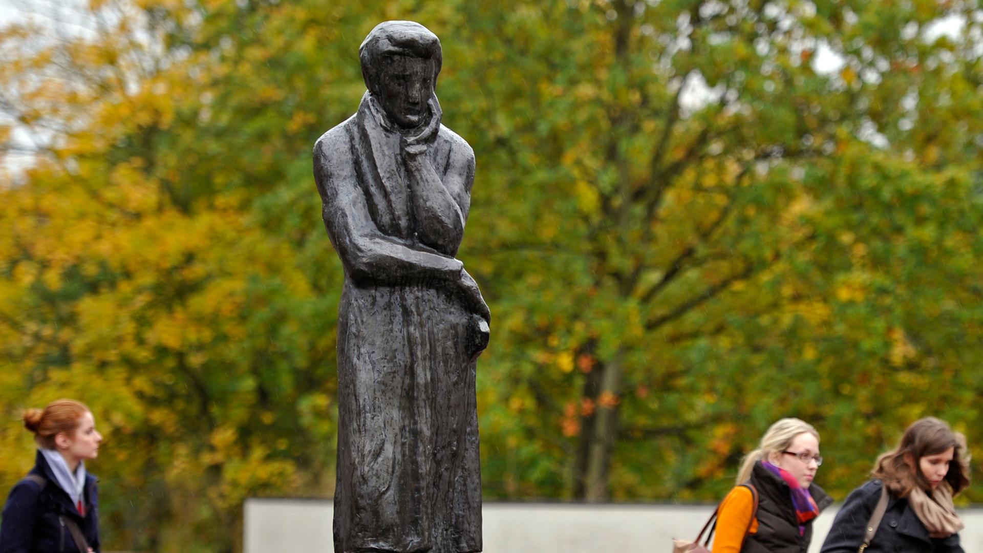 Frauen laufen am 16.10.2012 an einer Statue des Schriftstellers Heinrich Heine auf dem Gelände der Heinrich-Heine-Universität in Düsseldorf (Nordrhein-Westfalen) vorbei.
