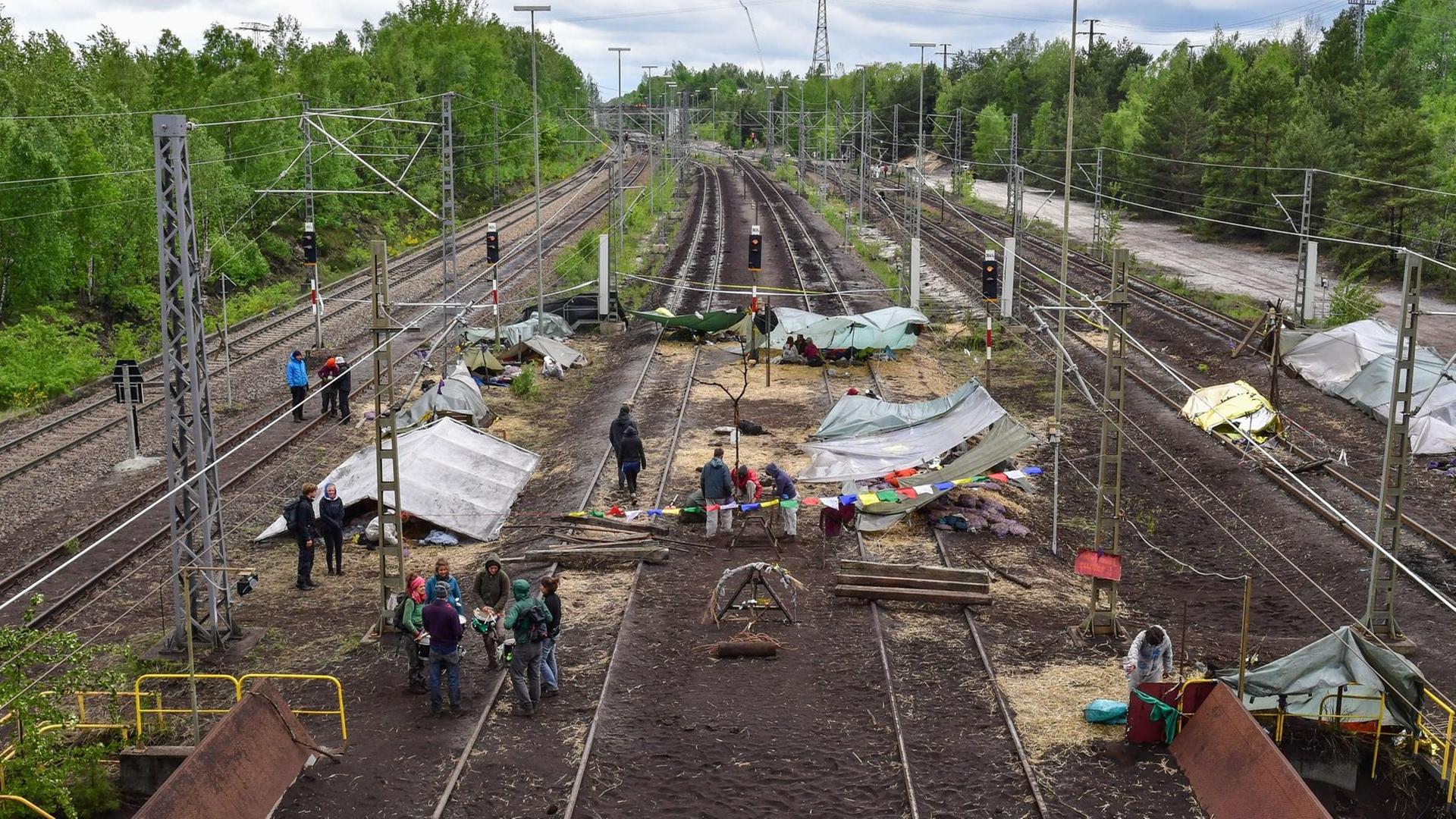 Umwelt-Aktivisten blockierten die Bahngleise am Verladebahnhof für Braunkohle nahe dem Tagebau Welzow Süd von Vattenfall Umwelt-Aktivisten blockierten die Bahngleise am Verladebahnhof für Braunkohle nahe dem Tagebau Welzow Süd von Vattenfall