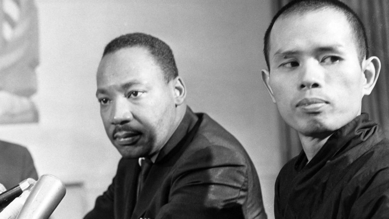 Martin Luther King Jr. bei einer Pressekonferenz zum Vietnamkrieg mit dem vietnamesischen Mönch und Schriftsteller Thich Nhat Hanh Martin Luther King Jr. bei einer Pressekonferenz zum Vietnamkrieg mit dem vietnamesischen Mönch und Schriftsteller Thich Nhat Hanh
