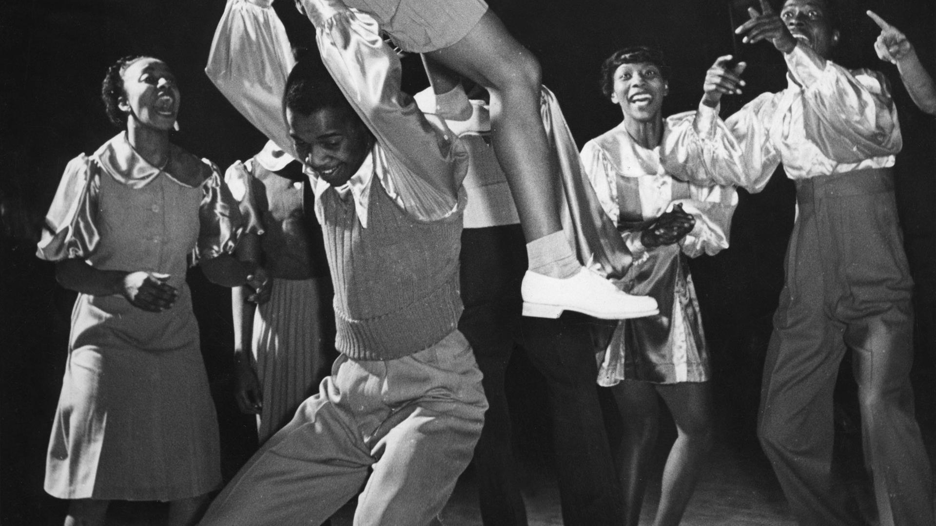 Ein Paar tanzt im Jahr 1939 im Savoy Club in Harlem, New York, den Swingtanz Lindy Hop. Ein Paar tanzt im Jahr 1939 im Savoy Club in Harlem, New York, den Swingtanz Lindy Hop.