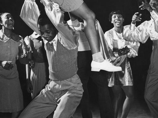 Ein Paar tanzt im Jahr 1939 im Savoy Club in Harlem, New York, den Swingtanz Lindy Hop.