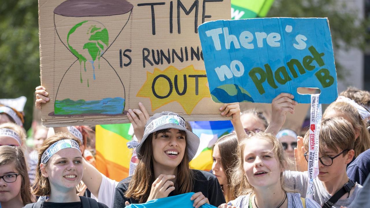 Erste internationale Klimaschutz Demonstration, Klimastreik, der Bewegung Fridays for Future, in Aachen, mit mehreren zehntausend Teilnehmern. Erste internationale Klimaschutz Demonstration, Klimastreik, der Bewegung Fridays for Future, in Aachen, mit mehreren zehntausend Teilnehmern.