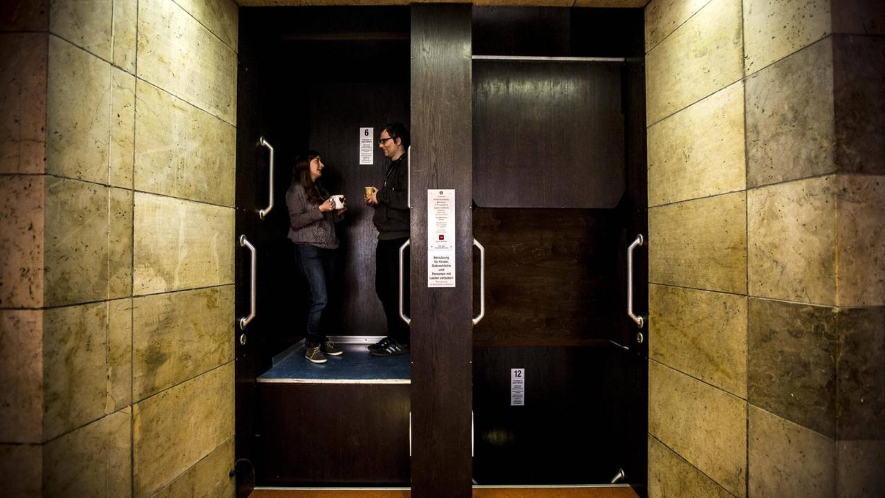 Der Paternoster im Stuttgarter Rathaus. Der Paternoster im Stuttgarter Rathaus.