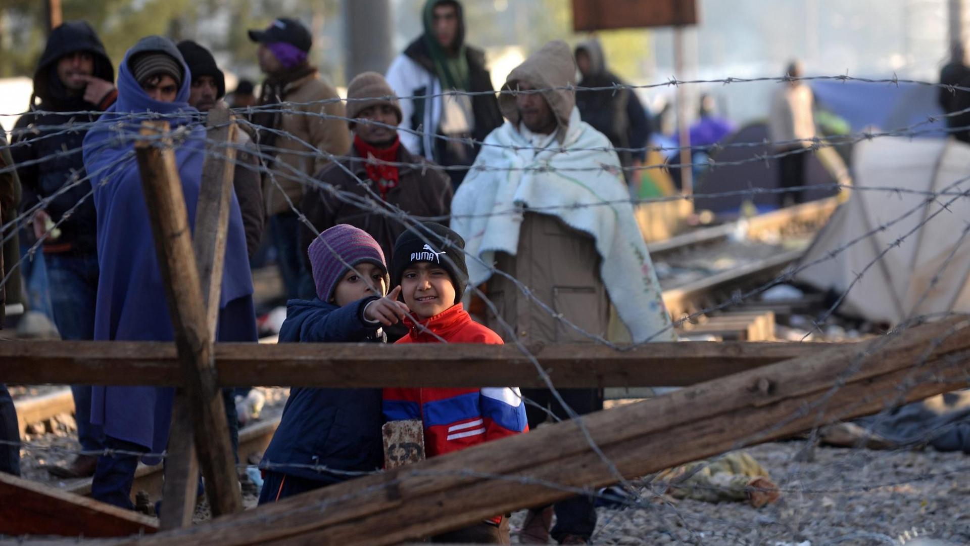 Auf der griechischen Seite der Grenze sitzen rund 800 Flüchtlinge fest, weil Mazedonien nur noch bestimmte Nationalitäten einreisen lässt, darunter Syrer, Iraker und Afghanen. Auf der griechischen Seite der Grenze sitzen rund 800 Flüchtlinge fest, weil Mazedonien nur noch bestimmte Nationalitäten einreisen lässt, darunter Syrer, Iraker und Afghanen.