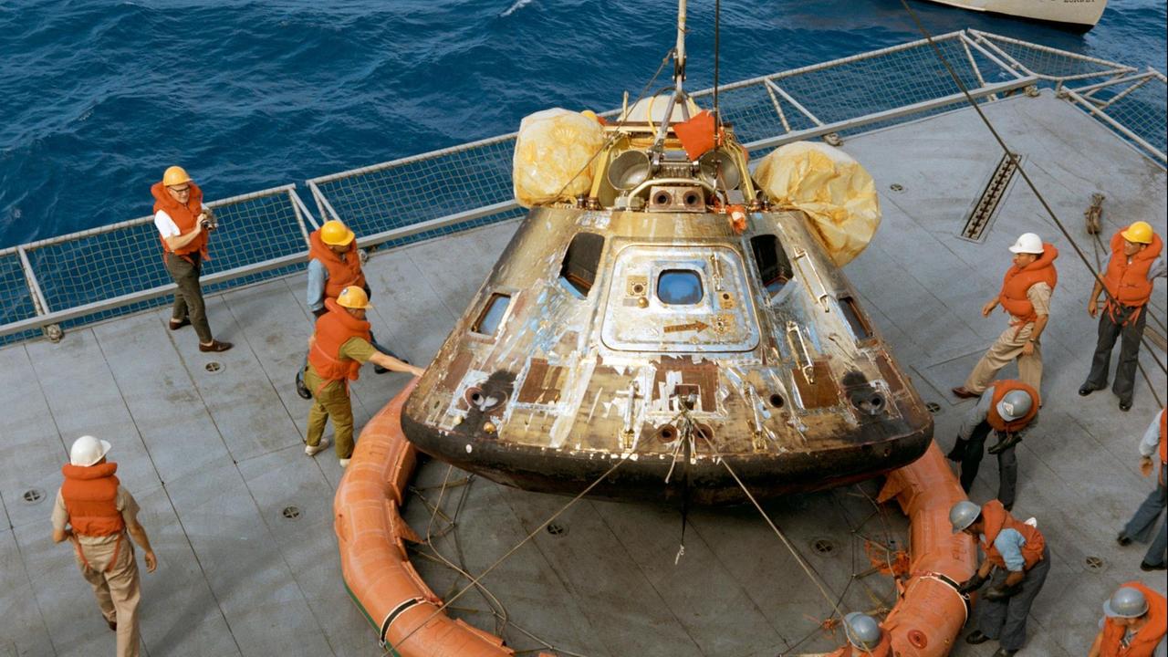 Die Apollo-Kapsel wird an Bor des Flugzeugträgers USS Hornet gehievt Die Apollo-Kapsel wird an Bor des Flugzeugträgers USS Hornet gehievt