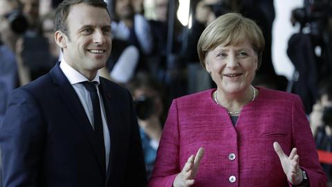Frankreichs Präsident Emannuel Macron mit Bundeskanzlerin Angela Merkel.