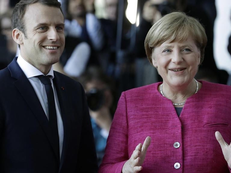 Frankreichs Präsident Emannuel Macron mit Bundeskanzlerin Angela Merkel.