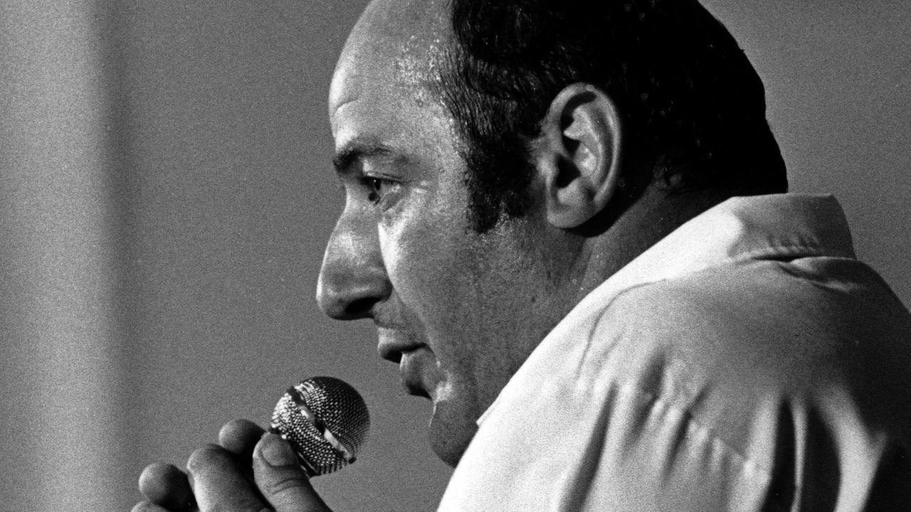 Manfred Krug 1975 singt mit Mikro in der Hand. Manfred Krug 1975 singt mit Mikro in der Hand.