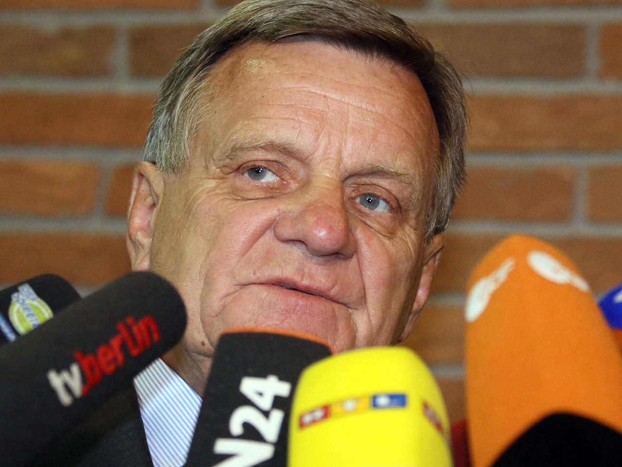Flughafenchef Hartmut Mehdorn gibt am 02.06.2014 nach der Sondersitzung des Flughafen-Aufsichtsrates am Flughafen Tegel in Berlin eine Pressekonferenz. Flughafenchef Hartmut Mehdorn gibt am 02.06.2014 nach der Sondersitzung des Flughafen-Aufsichtsrates am Flughafen Tegel in Berlin eine Pressekonferenz.