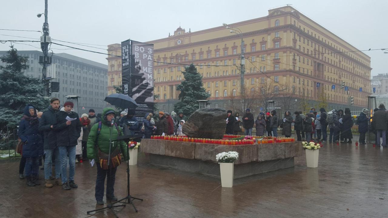 Teilnehmer an einer Gedenkveranstaltung der Bürgerrechtsorganisation Memorial für die Opfer des Stalinismus am Lubyanka Platz in Moskau verlesen Namen der Opfer am Vorabend des offiziellen Gedenktages für Opfer politischer Repressionen in Russland. Teilnehmer an einer Gedenkveranstaltung der Bürgerrechtsorganisation Memorial für die Opfer des Stalinismus am Lubyanka Platz in Moskau verlesen Namen der Opfer am Vorabend des offiziellen Gedenktages für Opfer politischer Repressionen in Russland.