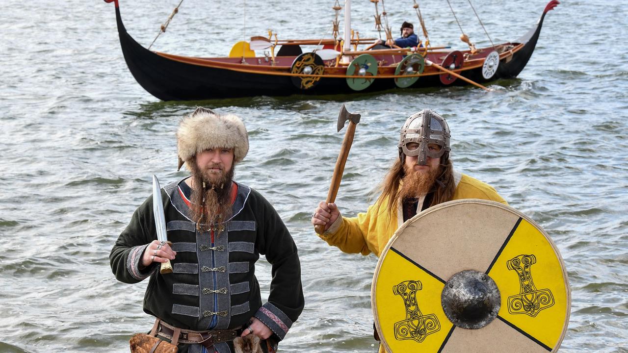 Darsteller beim Mittelalter-Spektakel "Die Wikinger kommen" an einem Stausee in Hohenfelden (Thüringen)