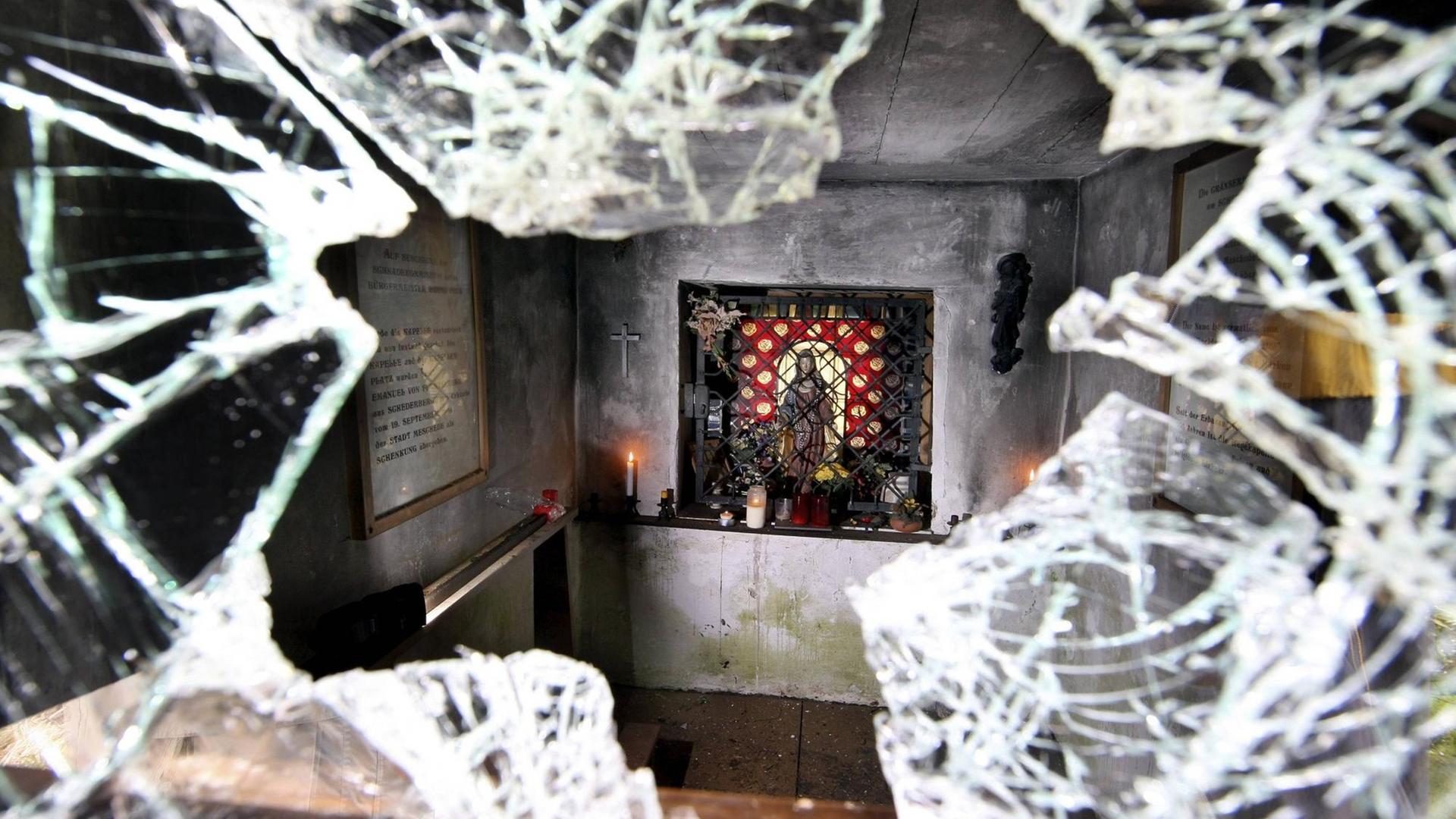Zerstörte Fensterscheibe der Gänserich-Kapelle bei Meschede Zerstörte Fensterscheibe der Gänserich-Kapelle bei Meschede