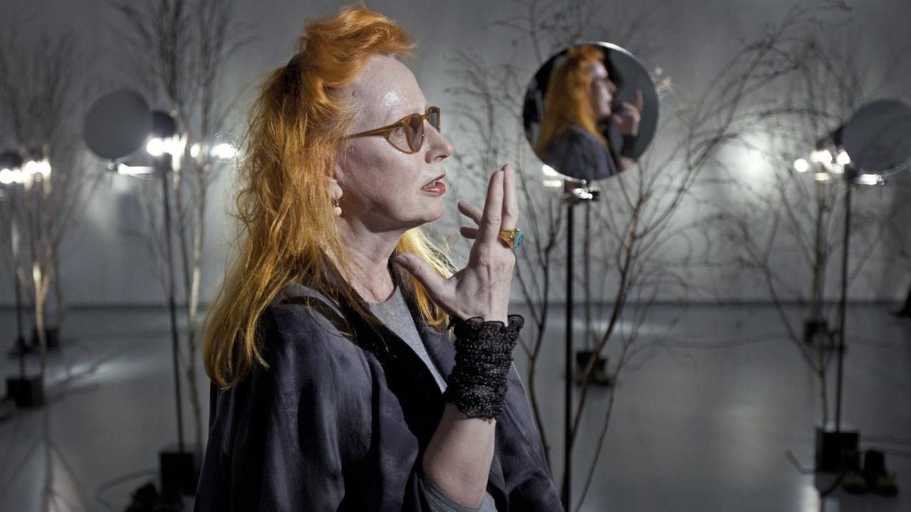 Die Künstlerin Rebecca Horn während einer Ausstellung in Moskau Die Künstlerin Rebecca Horn während einer Ausstellung in Moskau