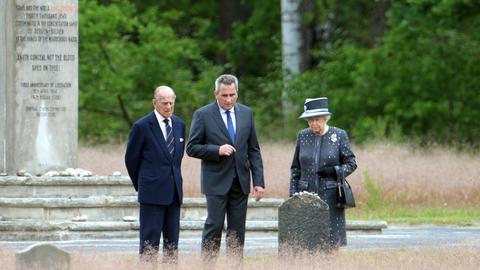 Elizabeth II. und Prinz Philip neben Jens-Christian Wagner, Direktor der Gedenkstätte Bergen-Belsen.