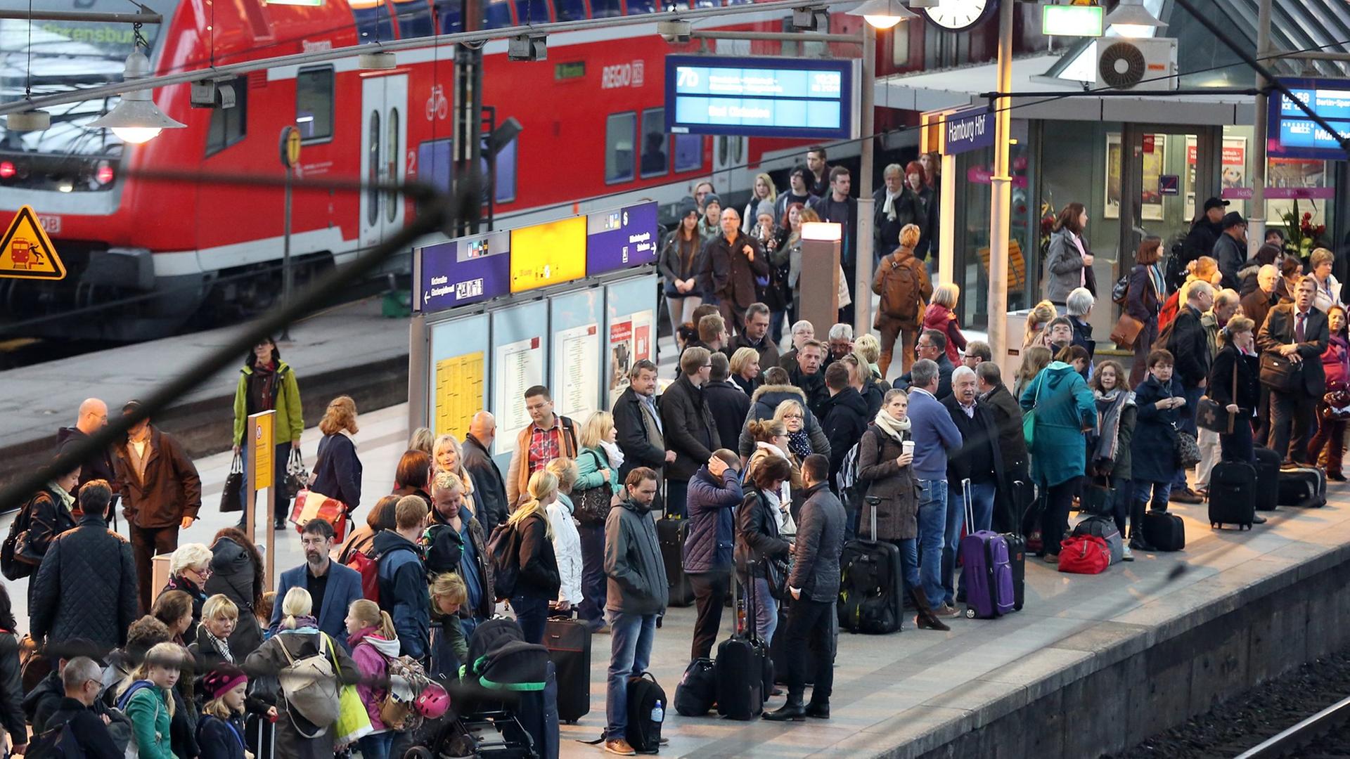 Ein Anzeigetafel am Berliner Ostbahnhof informiert über den Ausfall eines Zugs nach Cottbus