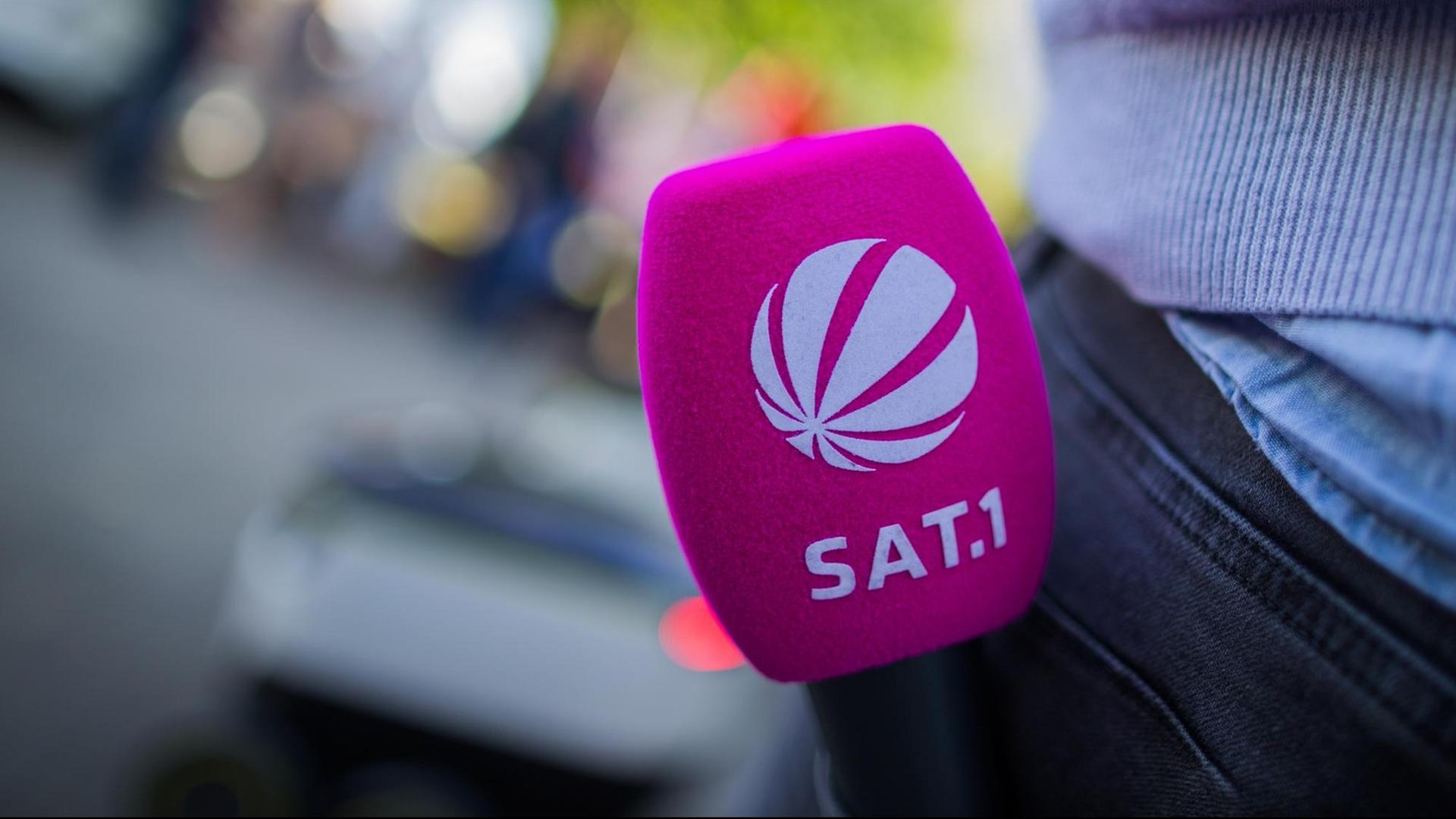 Ein Mikrofon des privaten Fernsehsenders SAT.1 steckt am 29.09.2016 in Düsseldorf (Nordrhein-Westfalen) in der Hosentasche eines Reporters. Ein Mikrofon des privaten Fernsehsenders SAT.1 steckt am 29.09.2016 in Düsseldorf (Nordrhein-Westfalen) in der Hosentasche eines Reporters.