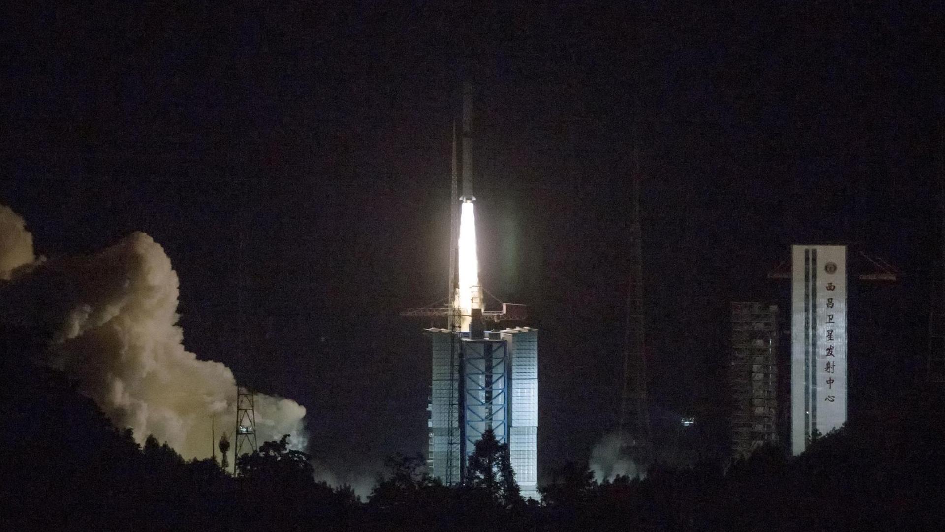 Eine Rakete vom Typ "Langer Marsch 4C" hebt vom Raumfahrtzentrum in Xichang ab