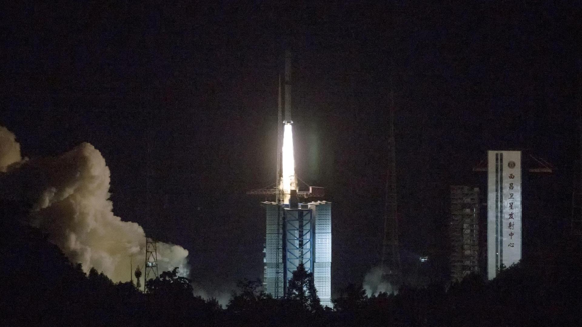Eine Rakete vom Typ "Langer Marsch 4C" hebt vom Raumfahrtzentrum in Xichang ab Eine Rakete vom Typ "Langer Marsch 4C" hebt vom Raumfahrtzentrum in Xichang ab