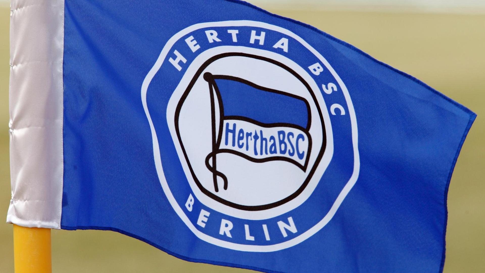 Eine Flagge des Fußball-Bundesligisten Hertha BSC weht auf dem Gelände von Hertha in Berlin im Wind. Eine Flagge des Fußball-Bundesligisten Hertha BSC weht auf dem Gelände von Hertha in Berlin im Wind.
