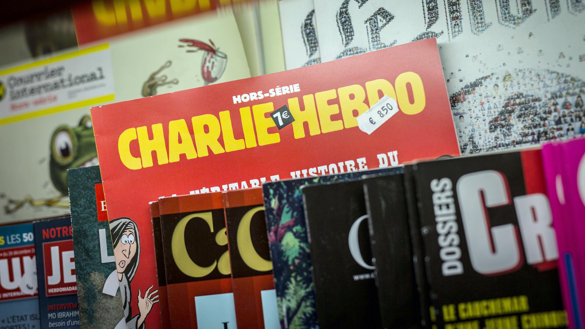 Eine Ausgabe der französischen Satirezeitschrift "Charlie Hebdo" im Regal eines Zeitschriftenhändlers in Frankfurt/Main