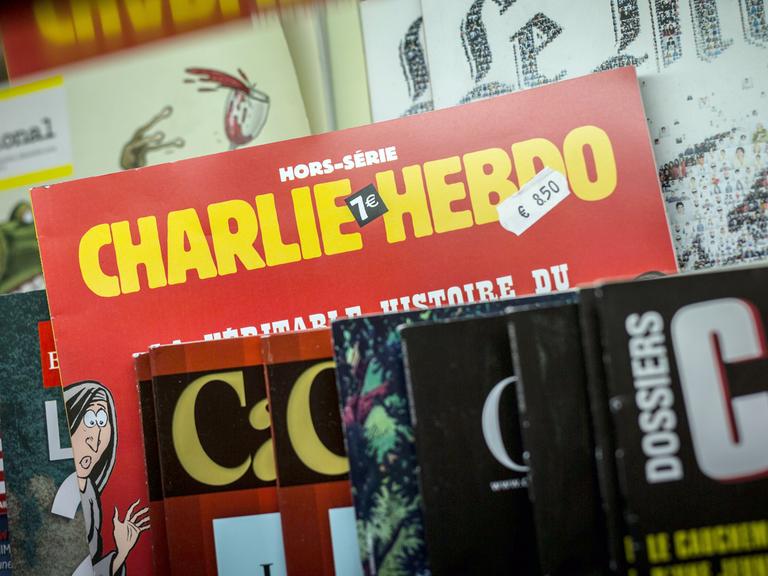 Eine Ausgabe der französischen Satirezeitschrift "Charlie Hebdo" im Regal eines Zeitschriftenhändlers in Frankfurt/Main