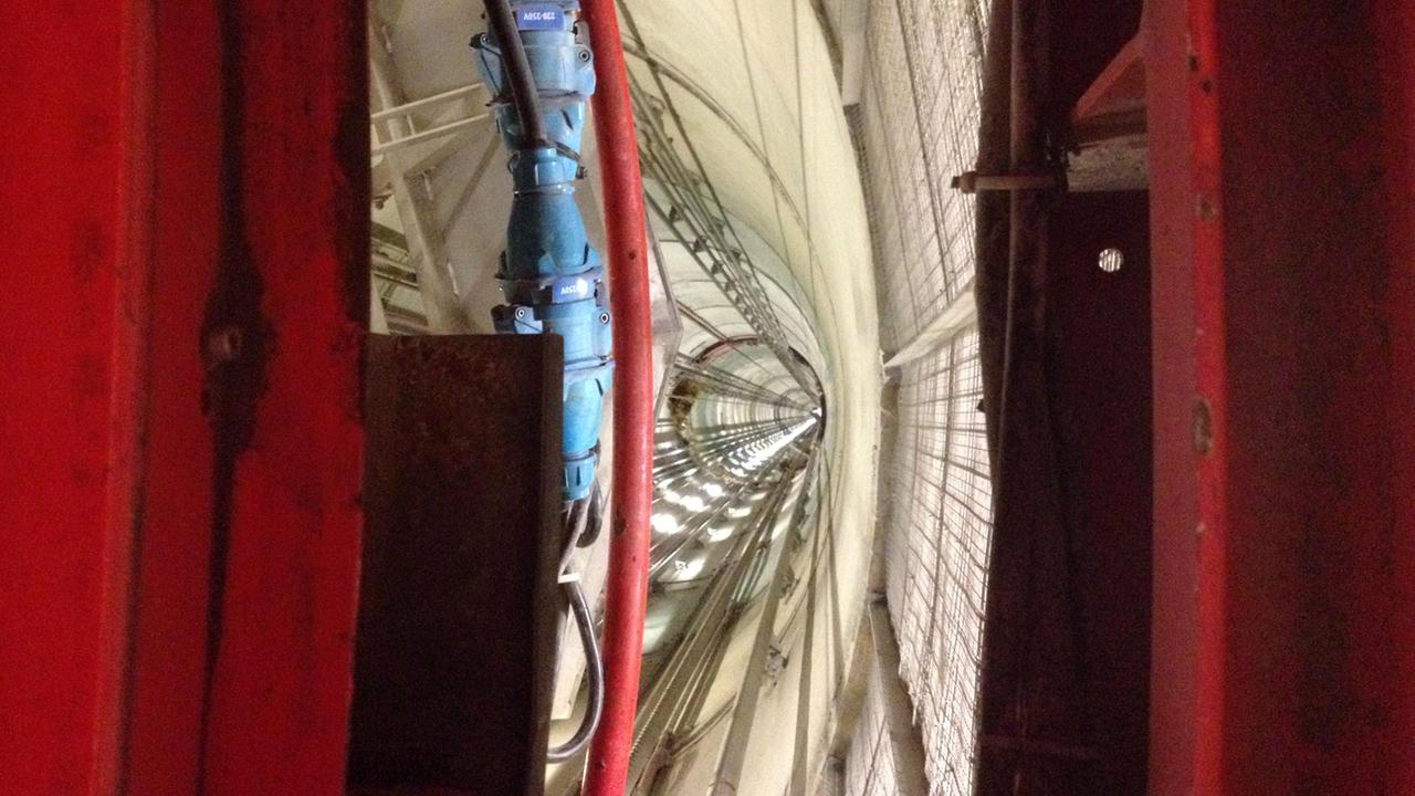 Blick in den Schacht des Aufzugs, der 500 Meter in die Tiefe geht. Blick in den Schacht des Aufzugs, der 500 Meter in die Tiefe geht.