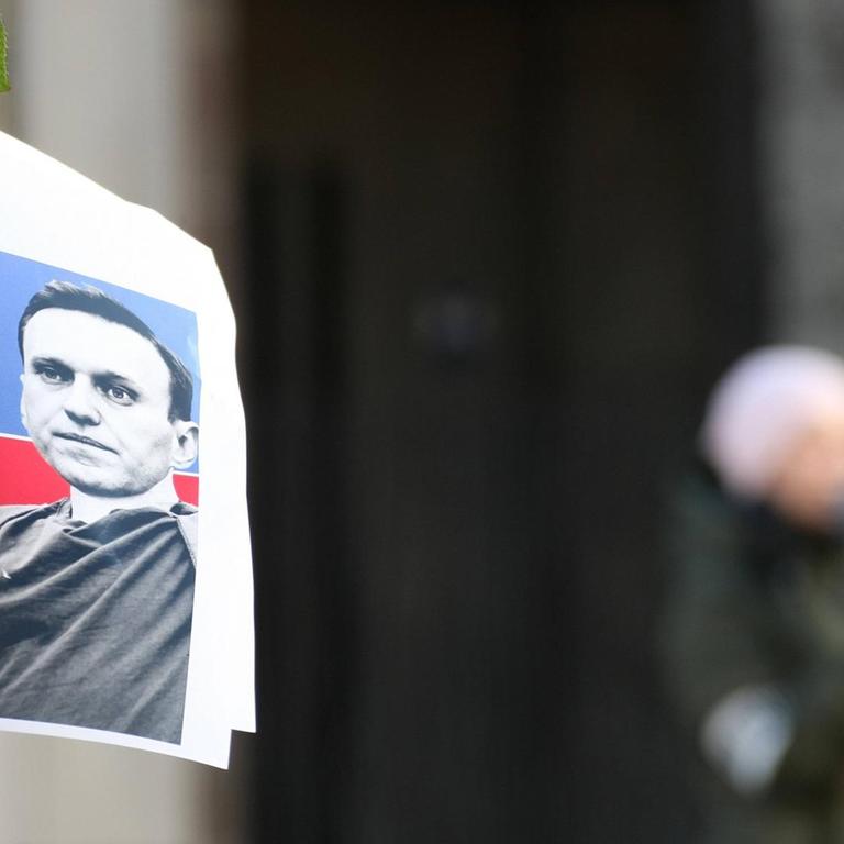 Ein Demonstrant hält am 27.02.2021 in Nürnberg ein Foto des inhaftierten Kremlkritikers Alexei Nawalny in der Hand