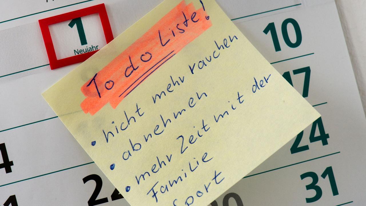 Eine Liste mit guten Vorsätzen auf einem Kalender Eine Liste mit guten Vorsätzen auf einem Kalender