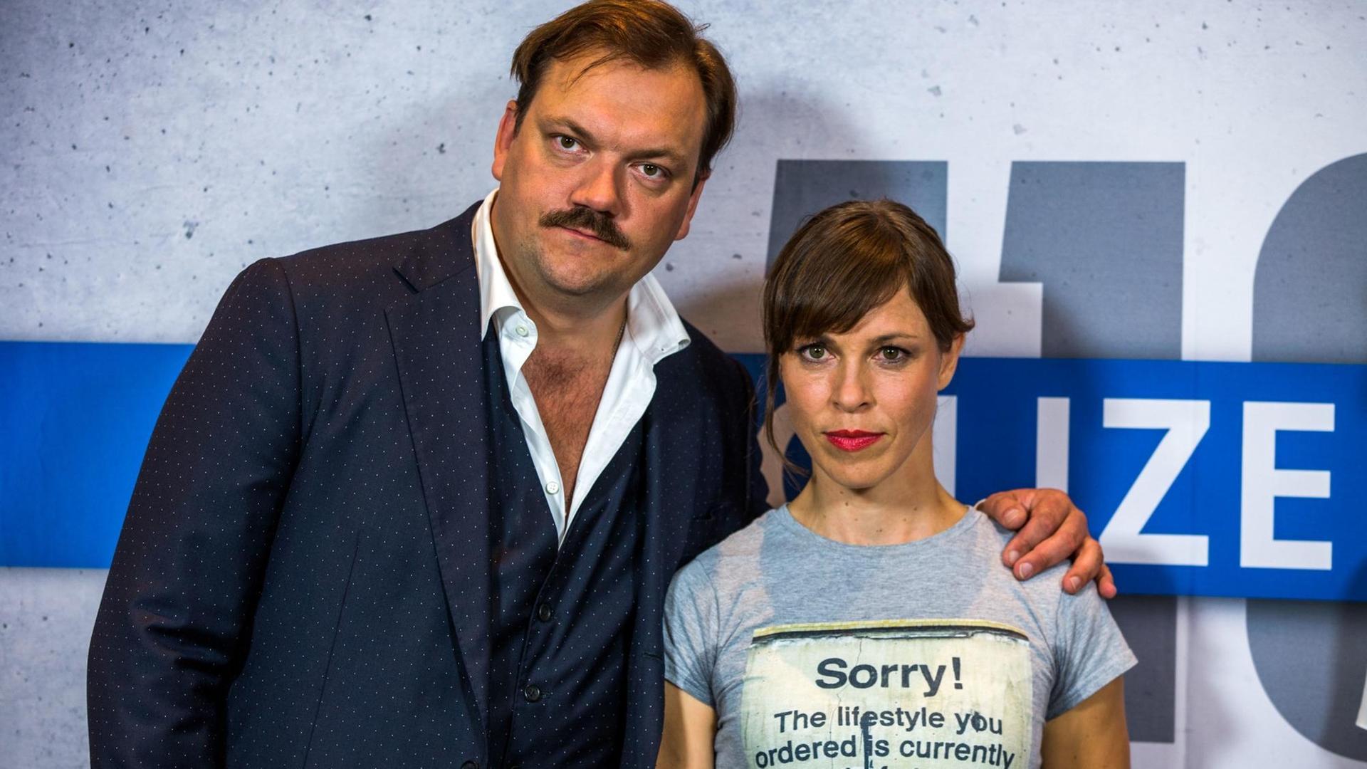 Die Schauspieler und Polizeiruf-Kommissare Charly Hübner (Alexander Bukow) und Anneke Kim Sarnau (Katrin König) Die Schauspieler und Polizeiruf-Kommissare Charly Hübner (Alexander Bukow) und Anneke Kim Sarnau (Katrin König)