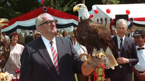 Der US-Botschafter in Deutschland, Vernon Walters, während seiner Abschiedsfeier am 4. Juli 1991 im Garten seiner Bonner Residenz mit einem Weißkopfseeadler, dem US-amerikanischen Wappentier. Walters hatte um seine Abberufung aus Bonn gebeten.