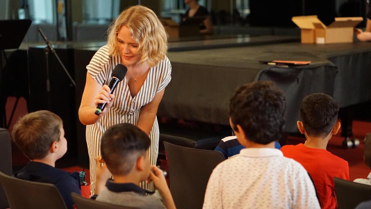 Sarah Görlitz interviewt die Kinder der Willkommensklasse Sarah Görlitz interviewt die Kinder der Willkommensklasse
