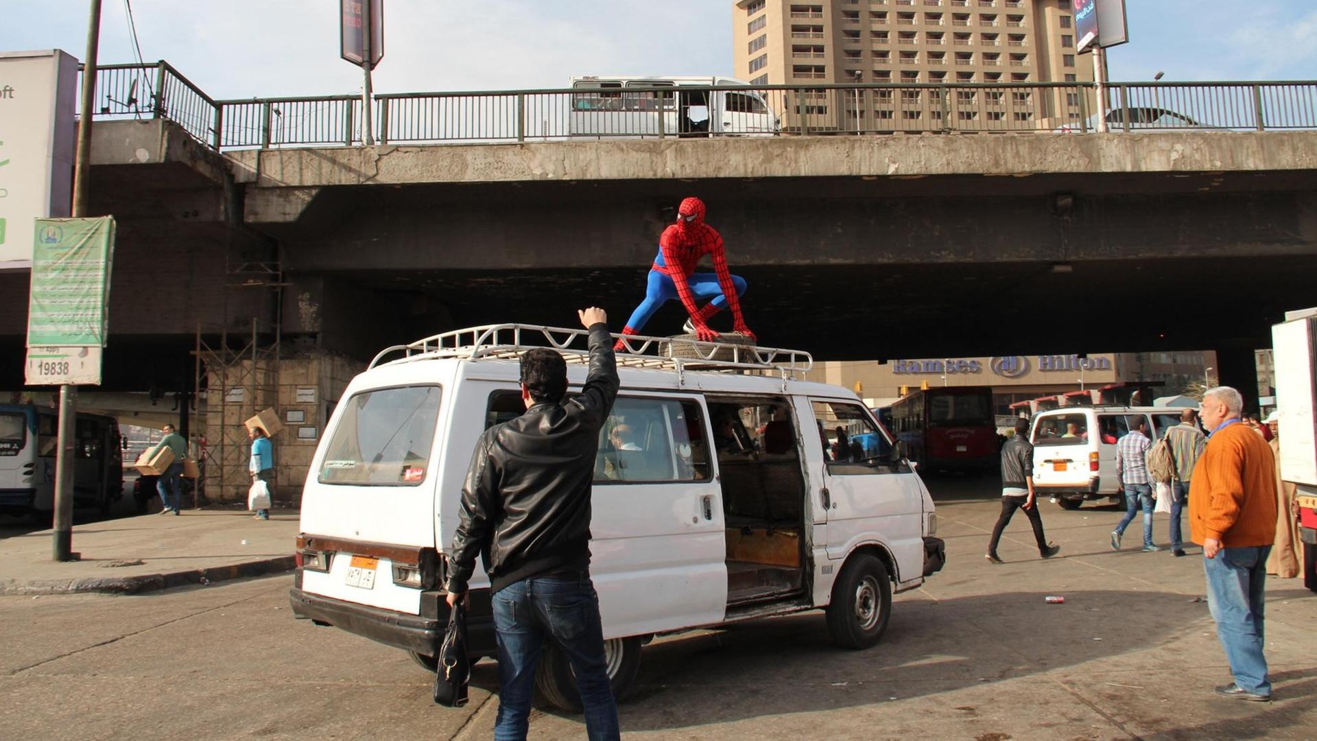 Kunstprojekt in Kairo: Der junge Ägypter Atef Saed als Spiderman verkleidet in der Hauptstadt