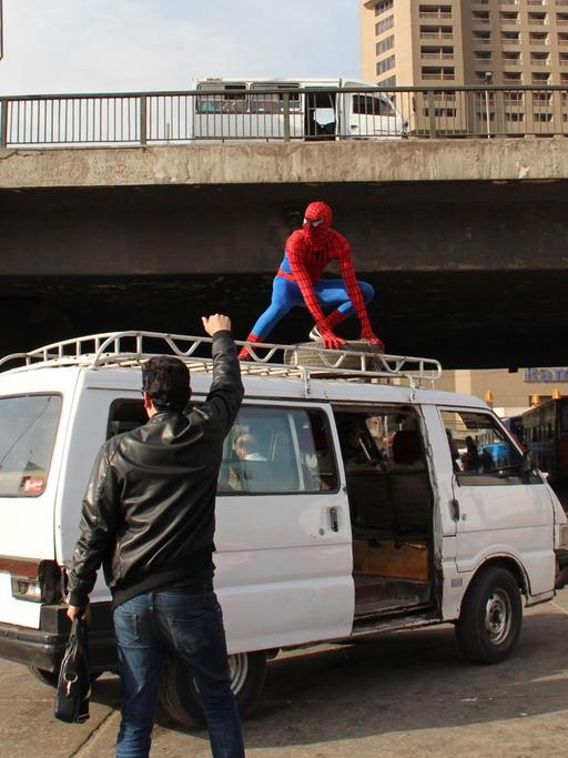 Kunstprojekt in Kairo: Der junge Ägypter Atef Saed als Spiderman verkleidet in der Hauptstadt
