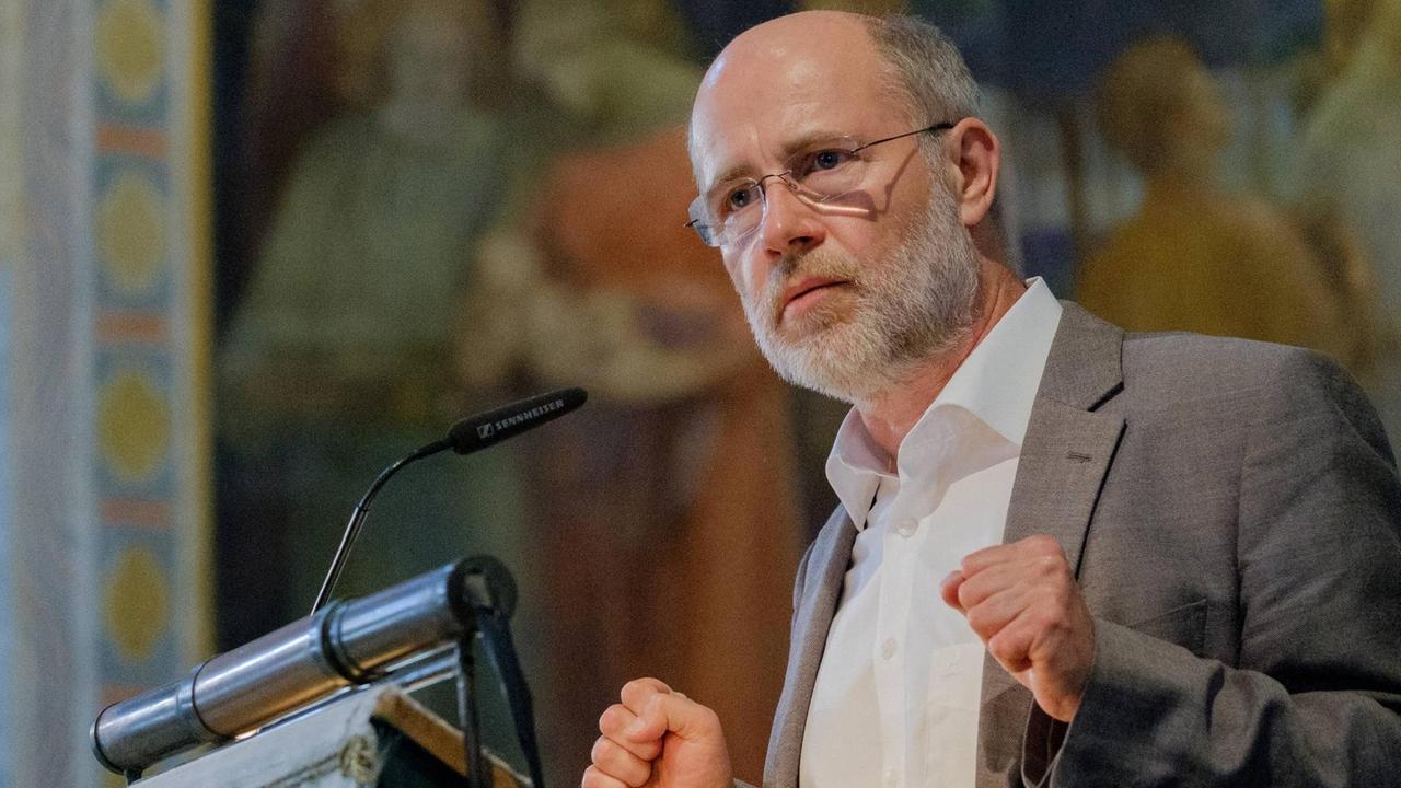 Harald Lesch, Astrophysiker, bei einem Vortrag über Algorithmen und das Abendland beim Freundeskreis der evangelischen Akademie Tutzing. Harald Lesch, Astrophysiker, bei einem Vortrag über Algorithmen und das Abendland beim Freundeskreis der evangelischen Akademie Tutzing.